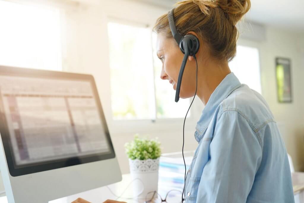 mulher usando telefone ip melhorando a produtividade nas vendas