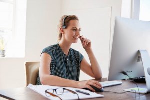 mulher usando sistema de telefonia voip